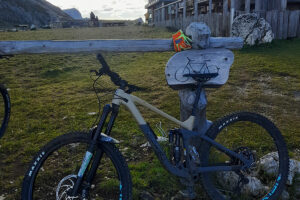 full-suspension enduro mountainbike tijdens de MTB huttentocht in de dolomieten
