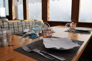 diner tafel van een berghut in de italiaanse dolomieten