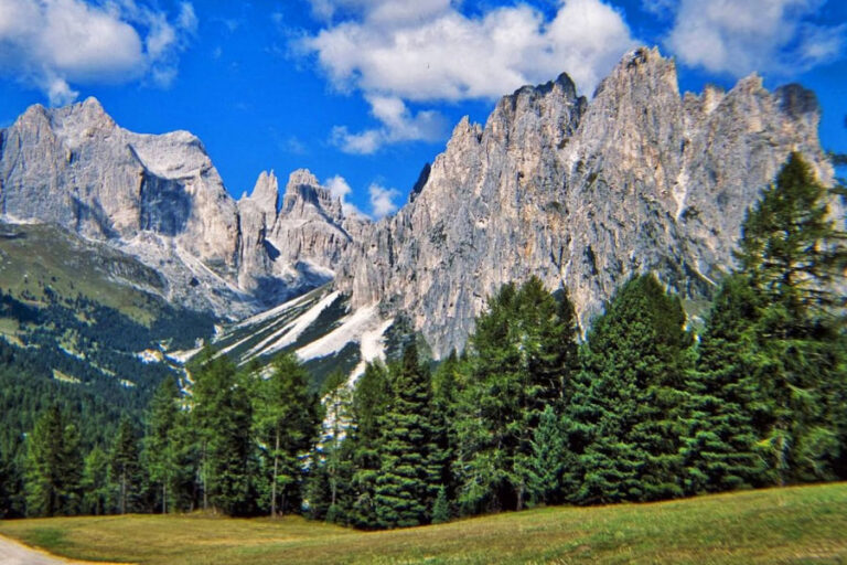 de grillige bergen van de catinaccio liggen in het val di fassa