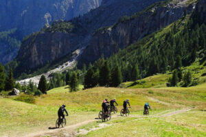 met de groepsreis van de mtb huttentocht mountainbike je over de frara trail