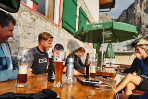 een welverdiend drankje op het terras tijdens de groepsreis van de mtb huttentocht
