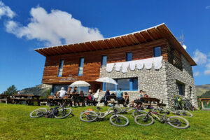 een zonnige lunch bij rifugio juac