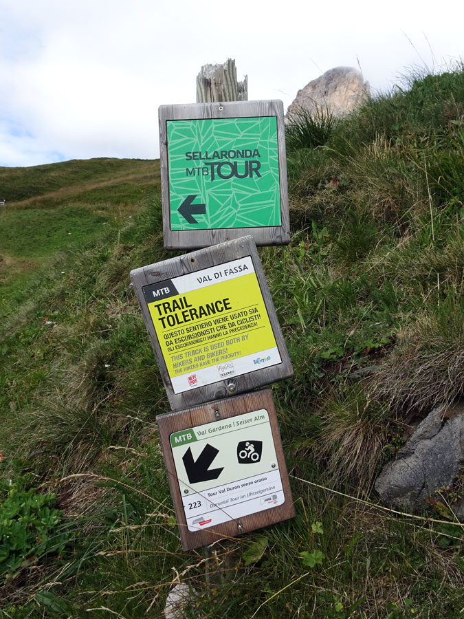 routebordjes van de groene sellaronda route en van trail tolerance tijdens de mtb huttentocht