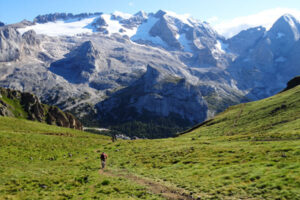 mountainbiken op de viel dal pan in het fal di fassa met de marmolada gletscher op de achtergrond