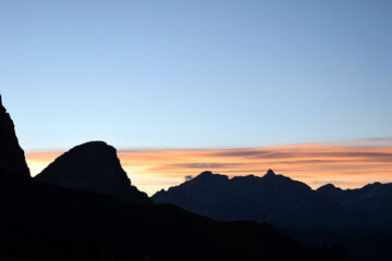 een zonsondergang tijdens de mountainbike huttentocht in de Dolomieten
